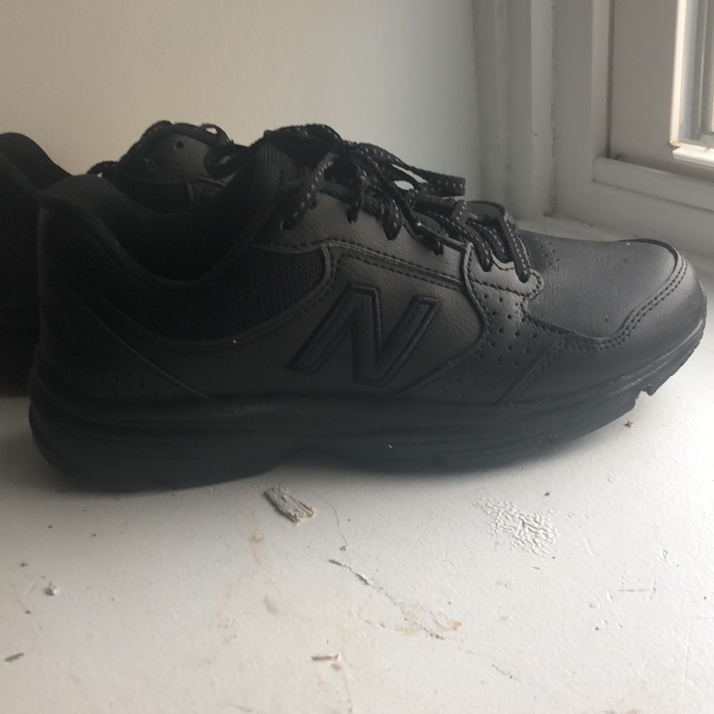 New Balance solid black Comfort ride Sneakers (NWOT)